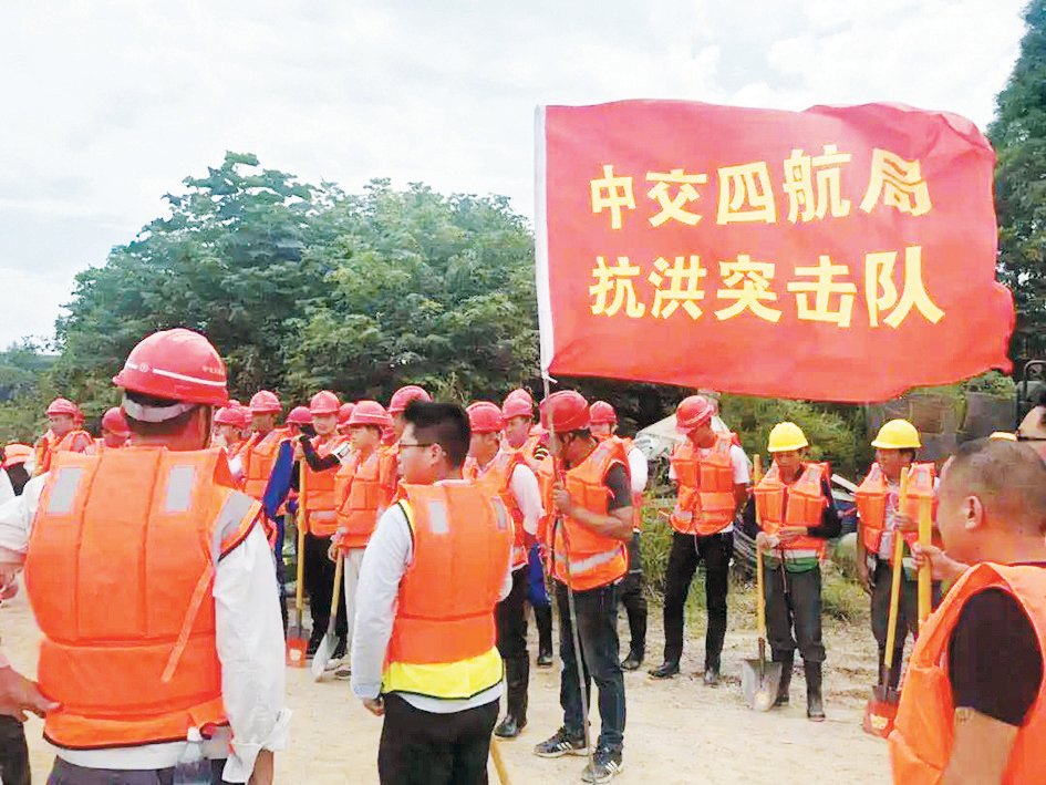 庐江项目部突击队奔赴一线参与驻地防汛抗灾