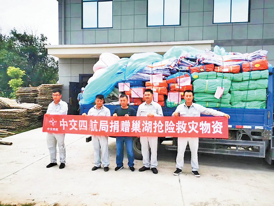 引江济淮项目部组织对基坑内挡水坝进行加高