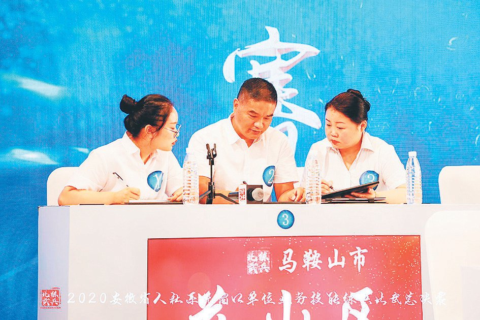 选手在商讨答题选手在商讨答题