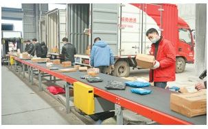 2月14日,农历大年初三,在合肥市聚变堆主机关键系统综合研究设施园区,中建五局项目部工人在加紧施工。为确保工程进度如期完成,该项目春节期间不停工,200 余名工人和 34 名管理人员坚守一线、就地过年。