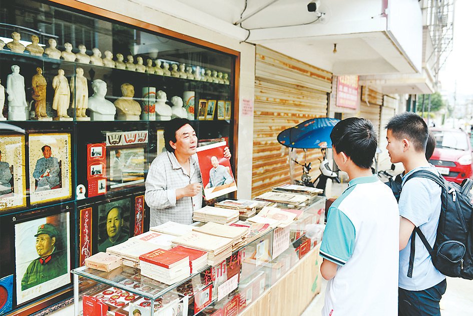 苏焰龙正在给参观学生讲解红色藏品苏焰龙正在给参观学生讲解红色藏品