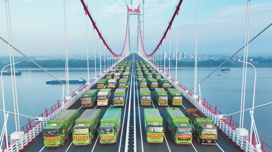 ▼2025 年 6 月 6 日,铜陵长江三桥顺利完成桥梁载荷试验。214 辆总重约 9000 吨的重载货车分批上桥,模拟未来通行荷载,对大桥进行全方位测试。