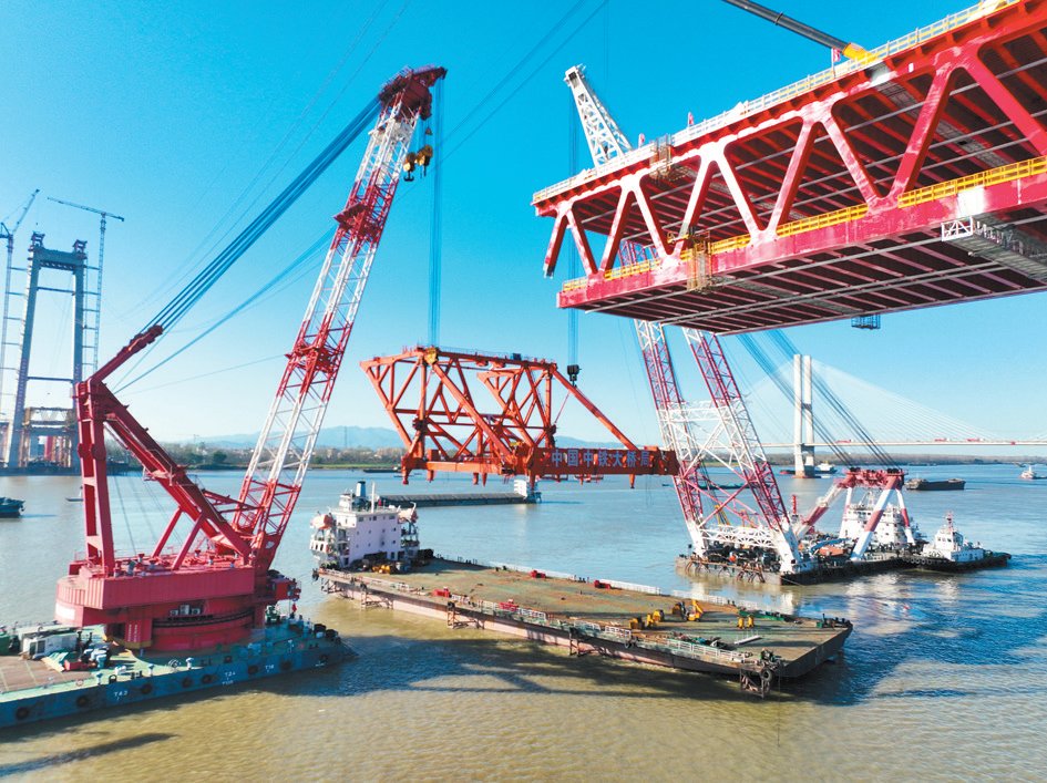?2023年11月8日,国内首次采取双浮吊抬吊方式,铜陵长江三桥1600 吨架梁吊机整体成功转场。